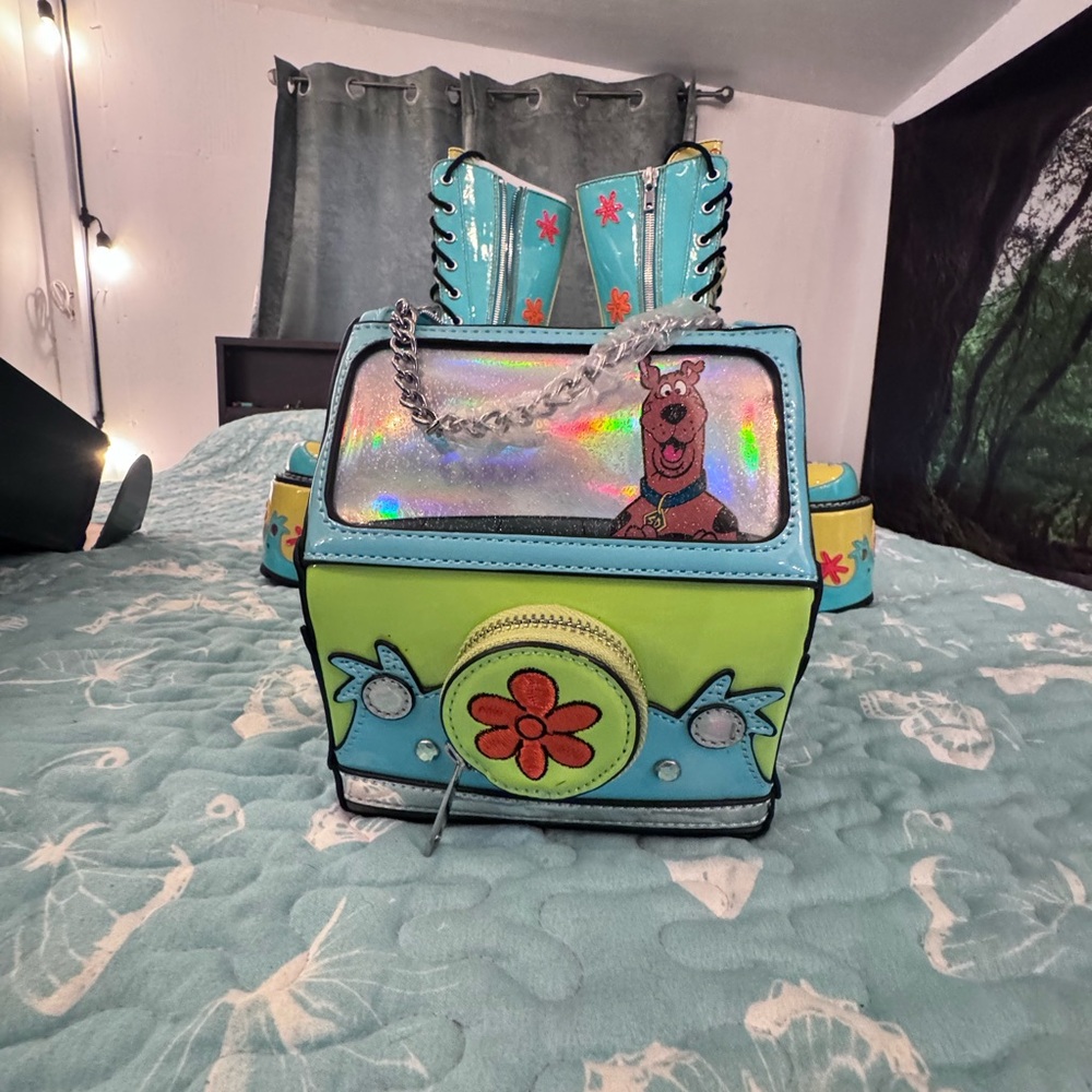 NWT Dolls kill Scoobydoo the Mystery Machine Boots ,
Bag and top - Picture 6 of 9